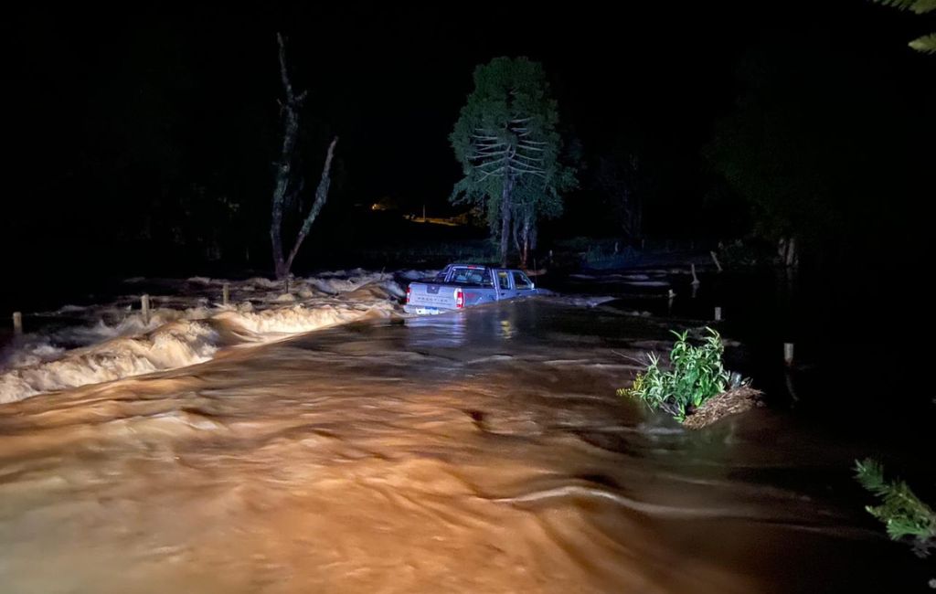 Casal ilhado em rio de Urubici