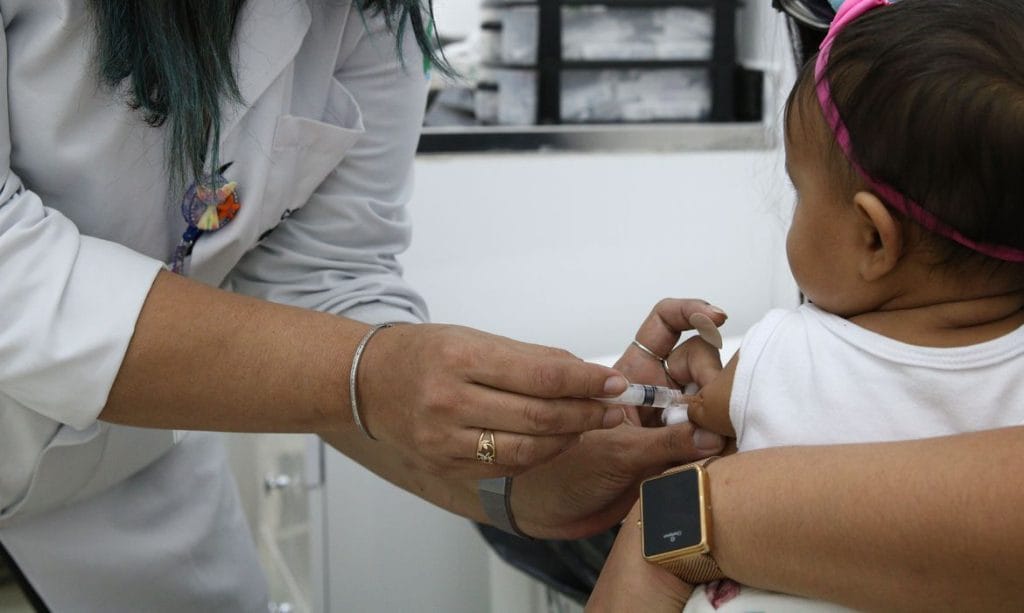 Bebê recebe aplicação de vacina