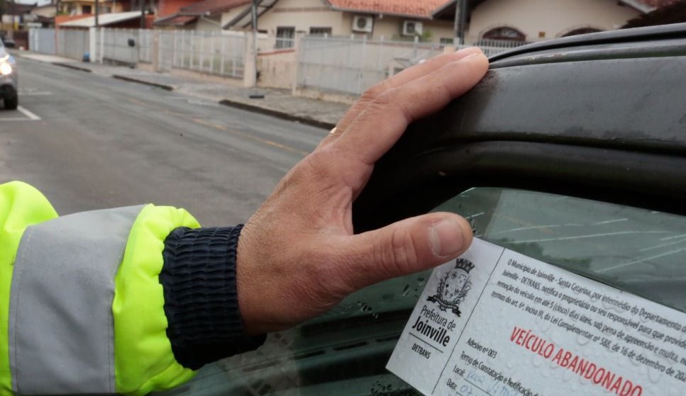 Adesivos com comunicado de abandono começaram a ser colocados no início do mês passado