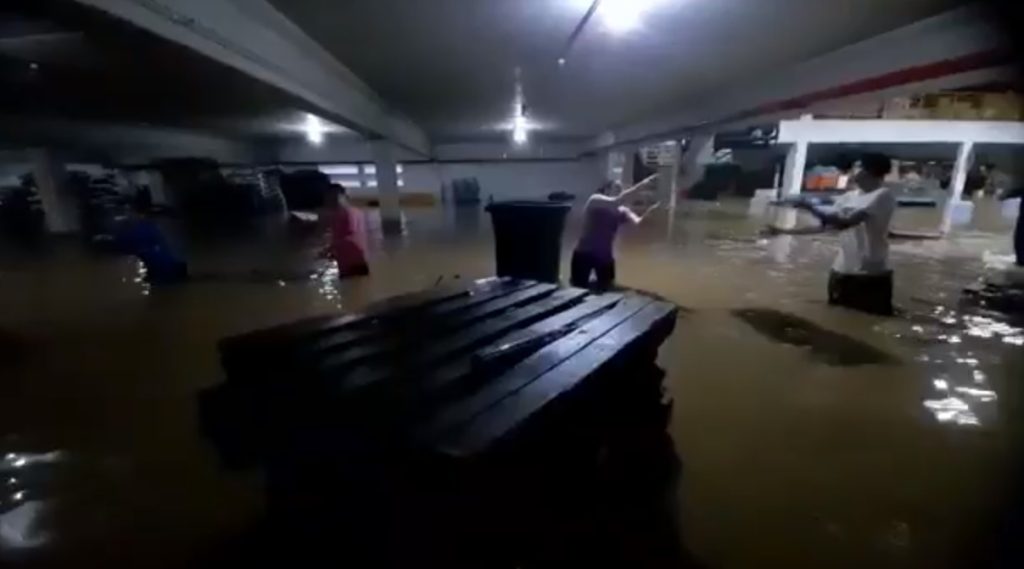Depósito inundou neste domingo (27)