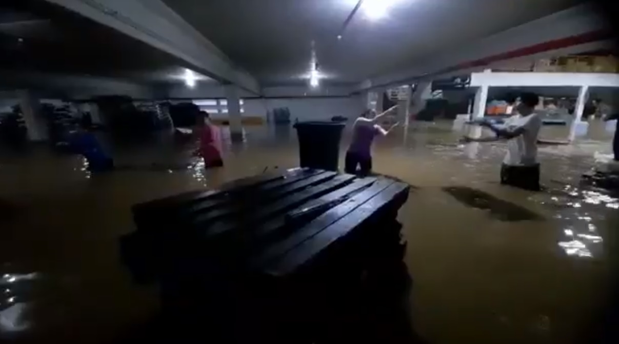 Depósito inundou neste domingo (27)