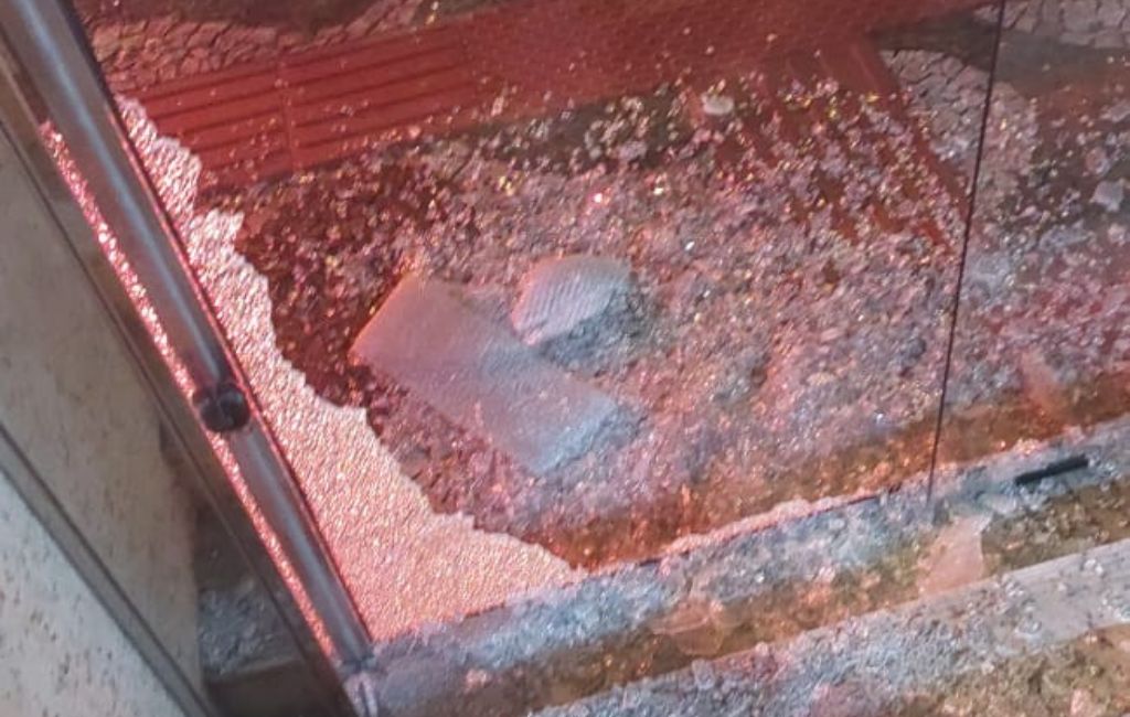 vidros quebrados em prédio de Beira-Mar Norte