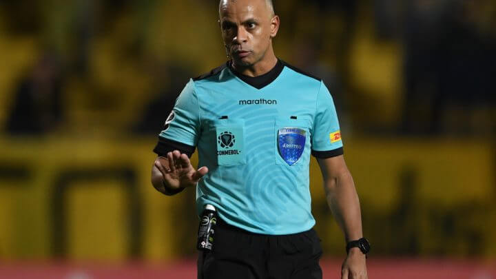Wilton Pereira Sampaio comanda Holanda x Estados Unidos (Foto: Pablo Porcincula/AFP)