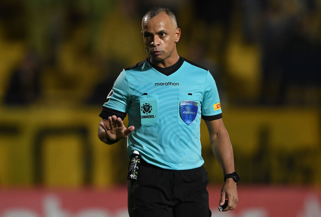 Wilton Pereira Sampaio comanda Holanda x Estados Unidos (Foto: Pablo Porcincula/AFP)