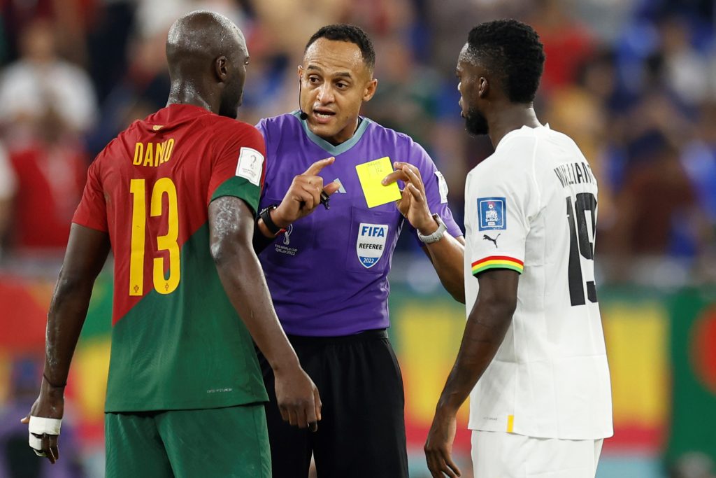 O americano Ismail Elfath apita jogo da Seleção na sexta (Foto: Khaled Desouki/AFP)