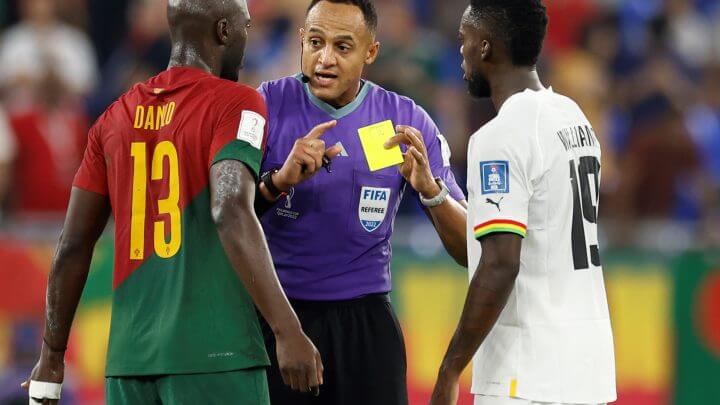 O americano Ismail Elfath apita jogo da Seleção na sexta (Foto: Khaled Desouki/AFP)