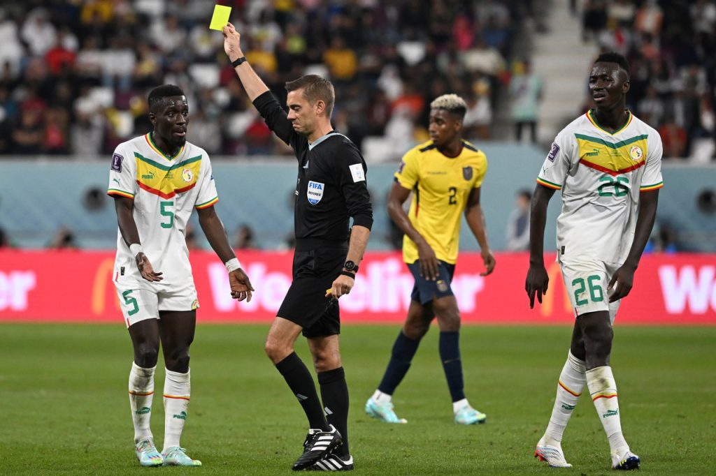 Clement Turpin já apitou outras duas partidas no Mundial do Catar (Foto: Ozan Kose/AFP)