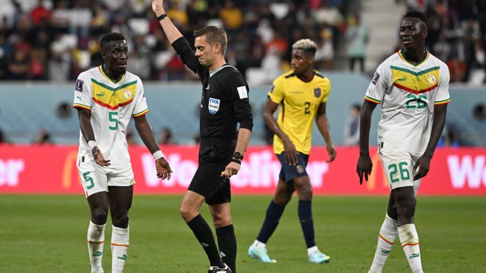 Clement Turpin já apitou outras duas partidas no Mundial do Catar (Foto: Ozan Kose/AFP)