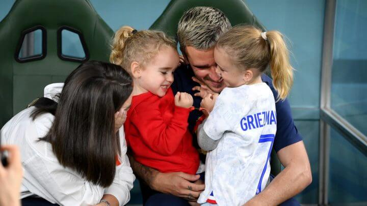 Griezmann com as filhas Mia e Alba (Foto: Franck Fife/AFP)