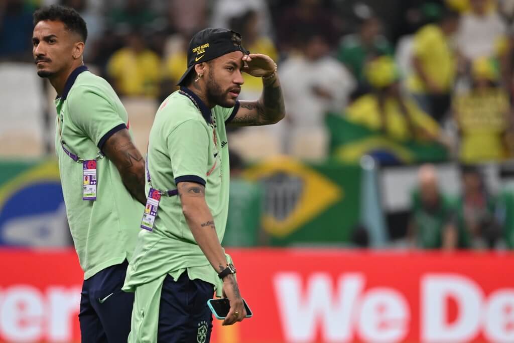 Neymar no gramado do Estádio Lusail antes de Brasil x Camarões