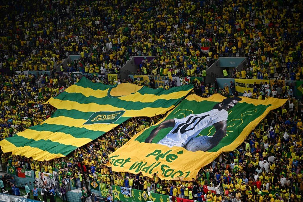 Torcida brasileira abre bandeirão no Estádio Lusail e deseja recuperação ao Rei Pelé