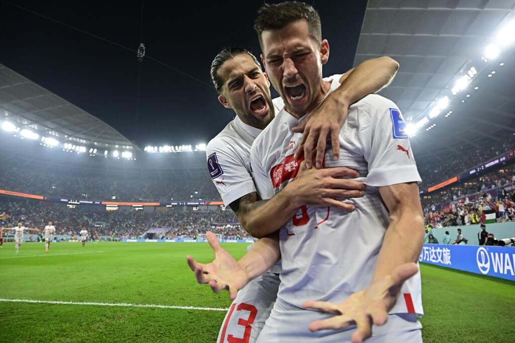 Freuler, volante da Suíça, comemora o gol da classificação para às oitavas de final