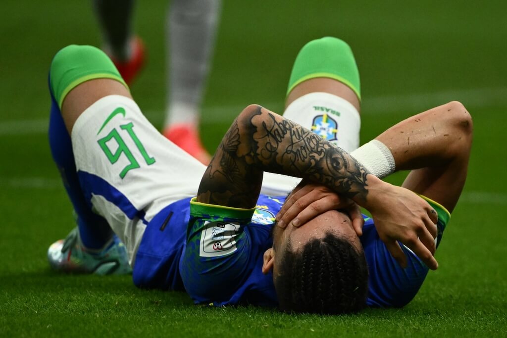 Com dor, Alex Telles sai de campo chorando na partida contra Camarões