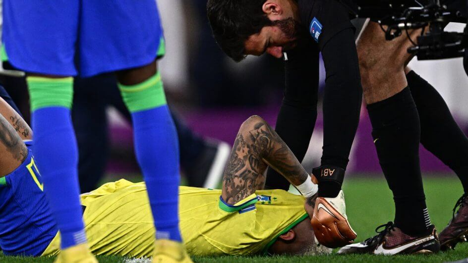 Alisson consola Neymar após eliminação do Brasil (Foto: Gabriel Bouys/AFP)
