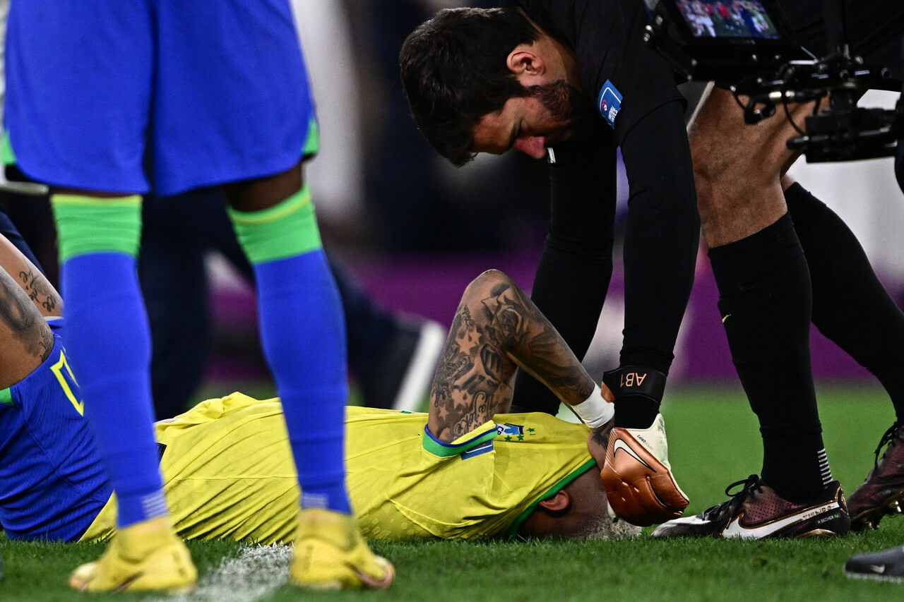 Alisson consola Neymar após eliminação do Brasil (Foto: Gabriel Bouys/AFP)