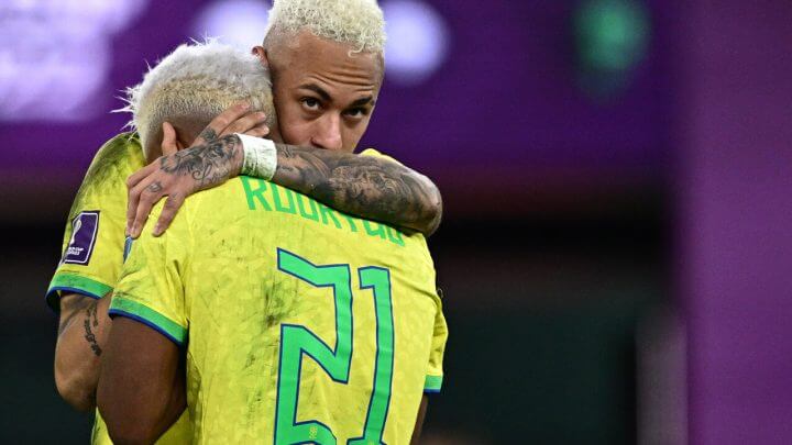 Imagem mostra Rodrigo sendo consolado por Neymar (Foto: Gabriel Bouys/AFP)