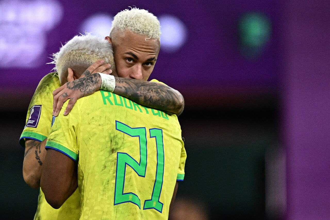 Imagem mostra Rodrigo sendo consolado por Neymar (Foto: Gabriel Bouys/AFP)