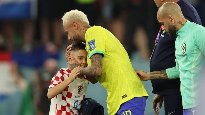 Leo consegue abraçar Neymar (Foto: Adrian Dennis/AFP)