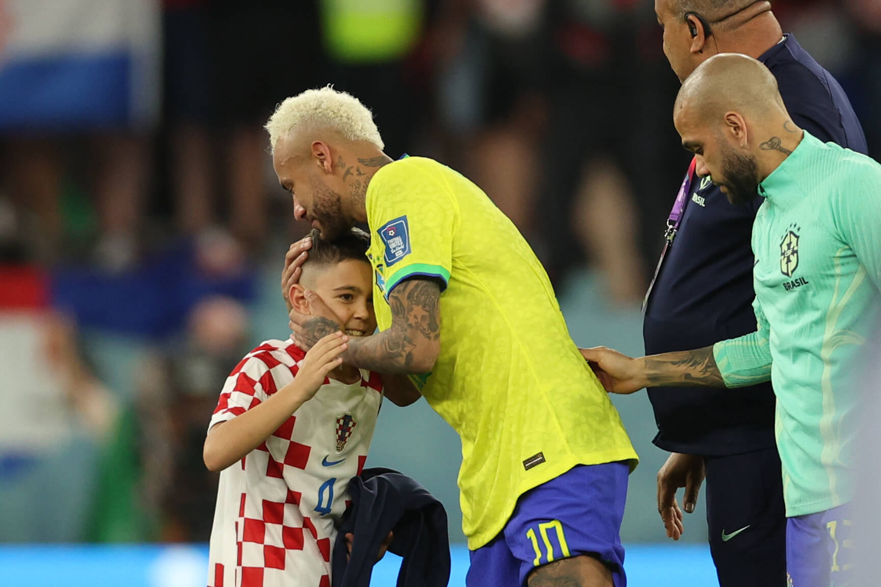 Leo consegue abraçar Neymar (Foto: Adrian Dennis/AFP)