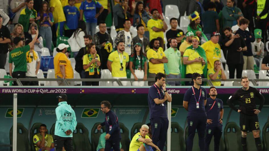 Richarlison chora após queda do Brasil (Foto: Adrian Dennis/AFP)