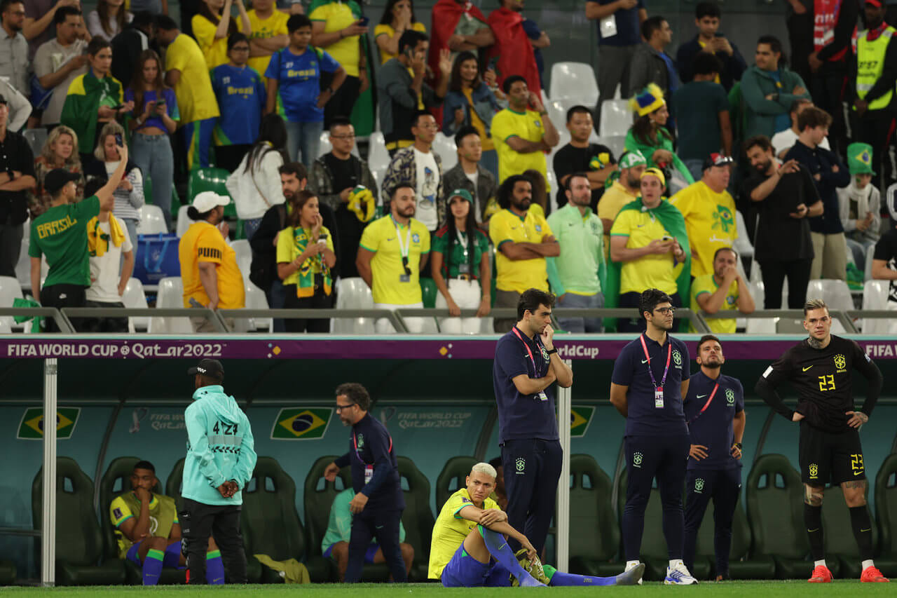 Richarlison chora após queda do Brasil (Foto: Adrian Dennis/AFP)