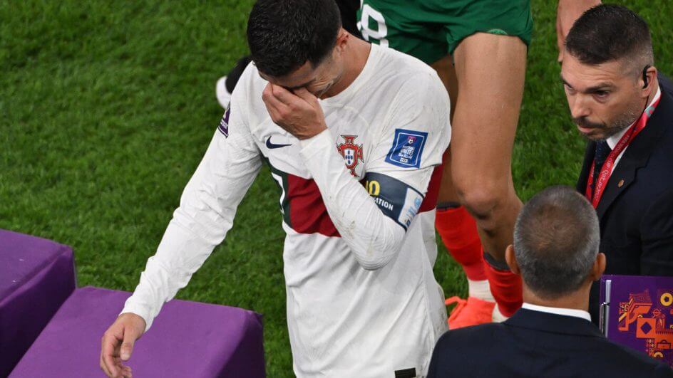 CR7 deixa gramado chorando (Foto: Nelson Almeida/AFP)