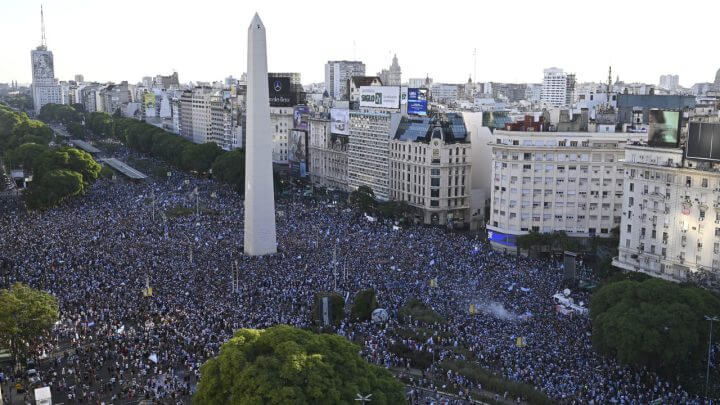 Torcida da Argentina fez a festa em Buenos Aires (Foto: Luis Robayo/AFP)