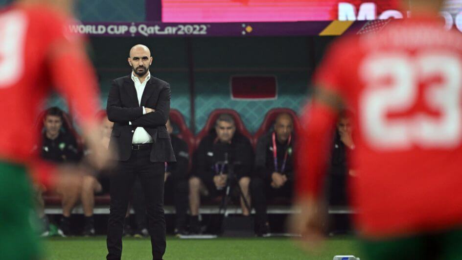 Walid Regragui lamenta a derrota para a Croácia no Mundial (Foto: Paul Ellis/AFP)