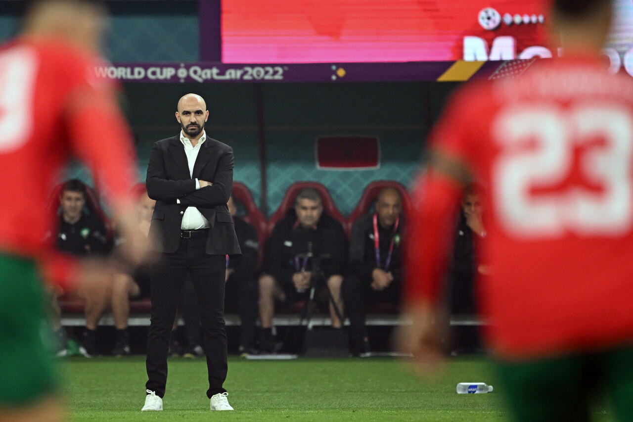 Walid Regragui lamenta a derrota para a Croácia no Mundial (Foto: Paul Ellis/AFP)
