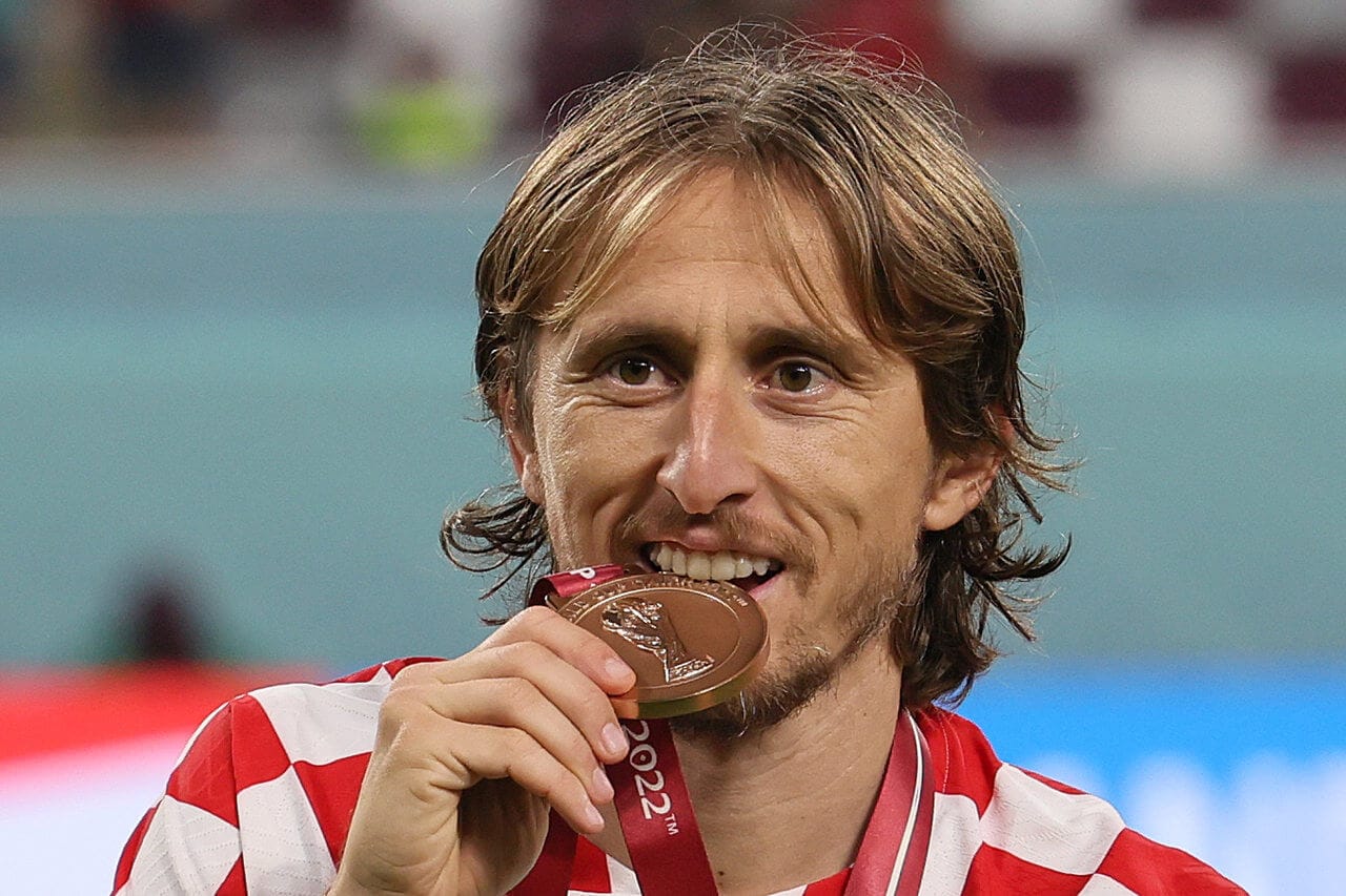 Modric morde a medalha de bronze conquistada na Copa (Foto: Jack Guez/AFP)