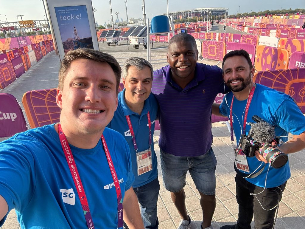 Equipe da NSC no Catar com o o ex-zagueiro Clebão