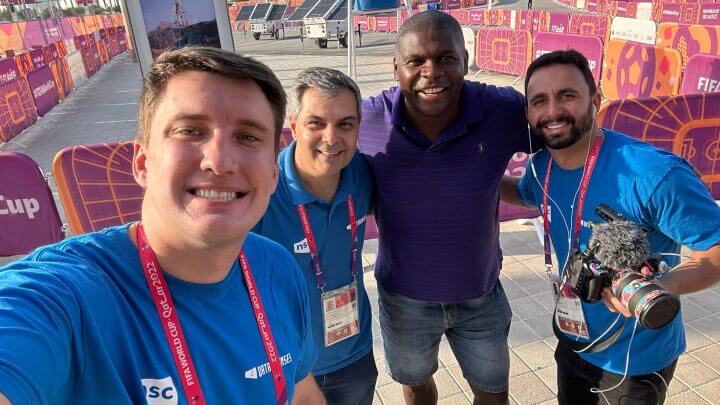 Equipe da NSC no Catar com o o ex-zagueiro Clebão