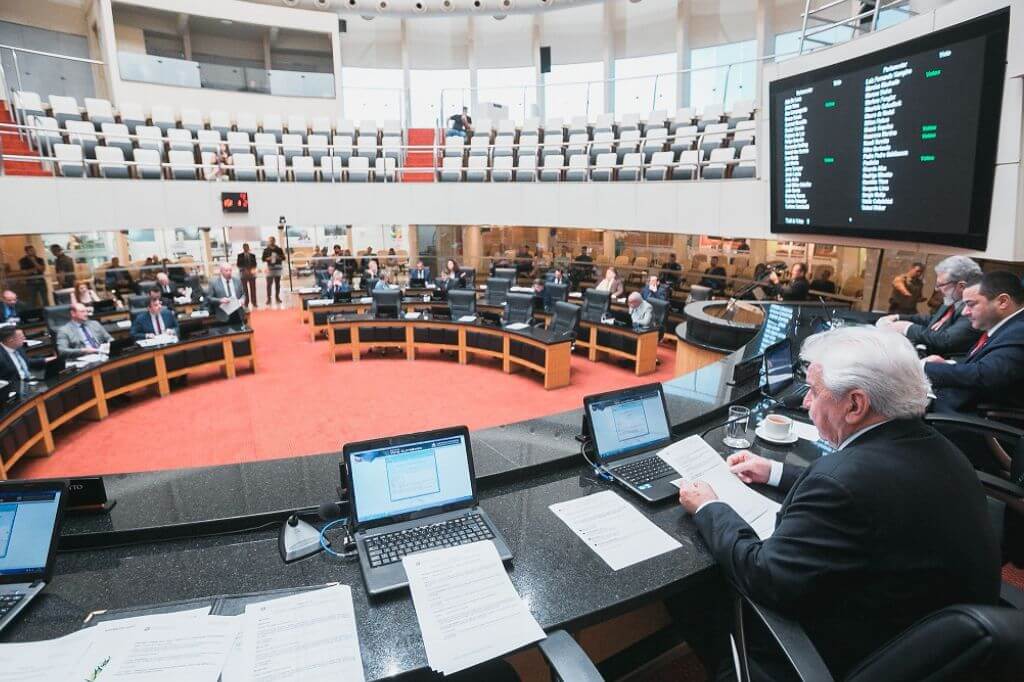 Deputados de SC aprovam aumento no salário do governador