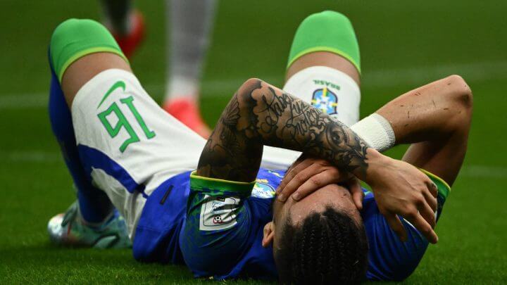 Alex Telles se machuca no jogo contra Camarões