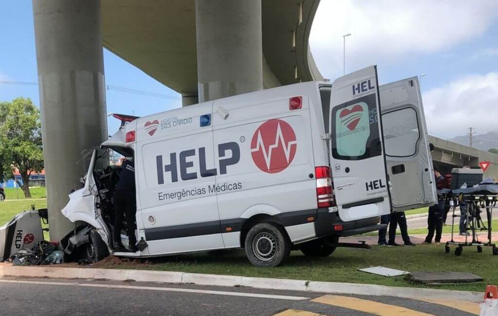 Ambulância se chocou contra pilar do elevado de Canasvieiras