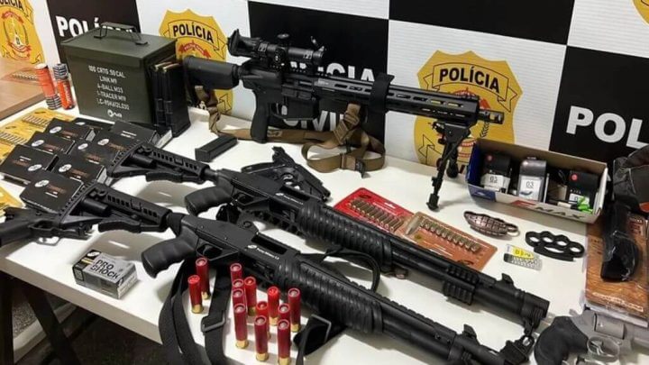 Homem que tentou explodir caminhão teve arsenal apreendido pela polícia