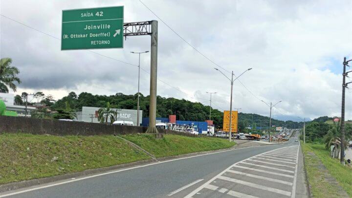 Um dos viadutos pretendidos para as vias laterais da BR-101 é no acesso pela Ottokar Doerffel