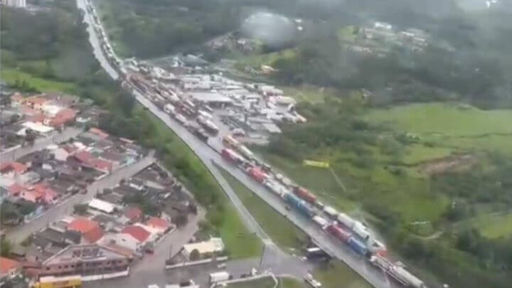 BR-101 vem sendo palco de congestionamentos quilométricos na Grande Florianópolis
