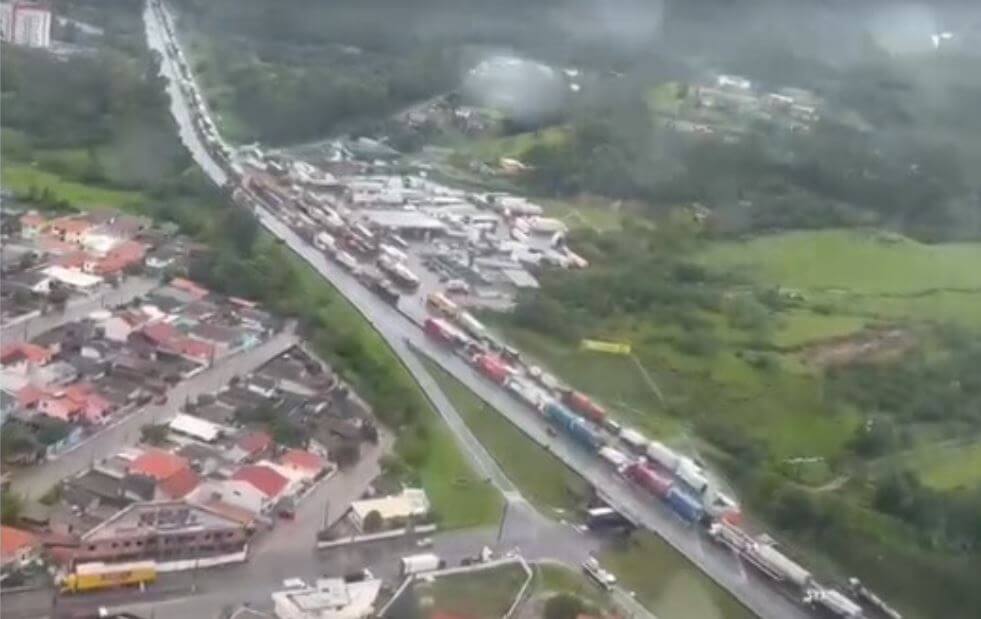 BR-101 vem sendo palco de congestionamentos quilométricos na Grande Florianópolis