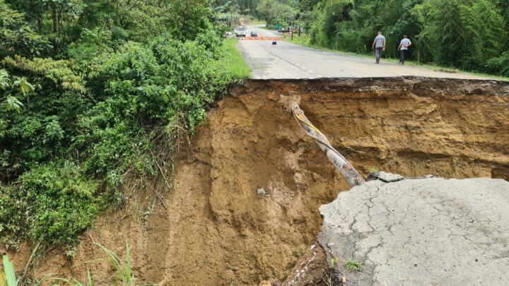 Rompimento no km 96 da BR-280, em Corupá, deixou cratera na pista