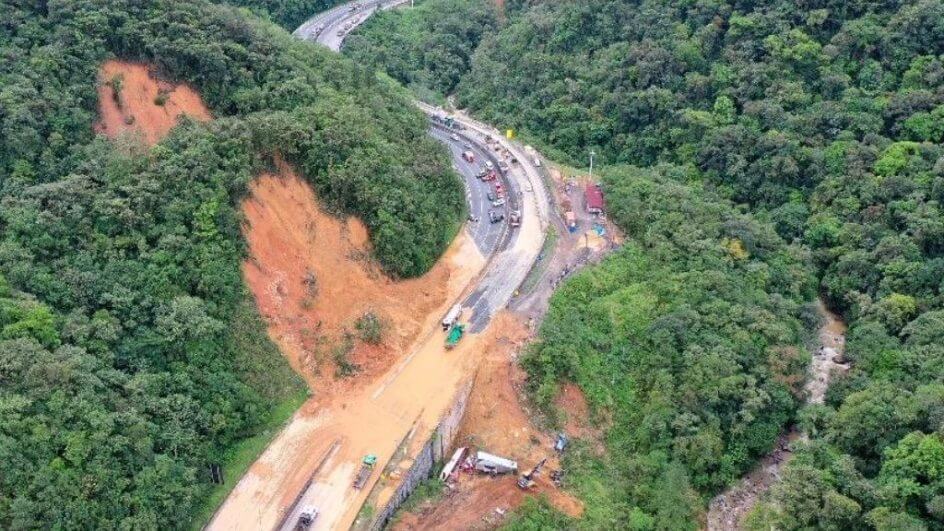 Deslizamento na BR-376, em Guaratuba