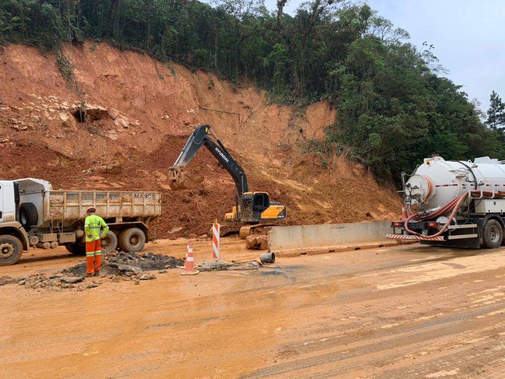 Rodovia segue interditada após o deslizamento