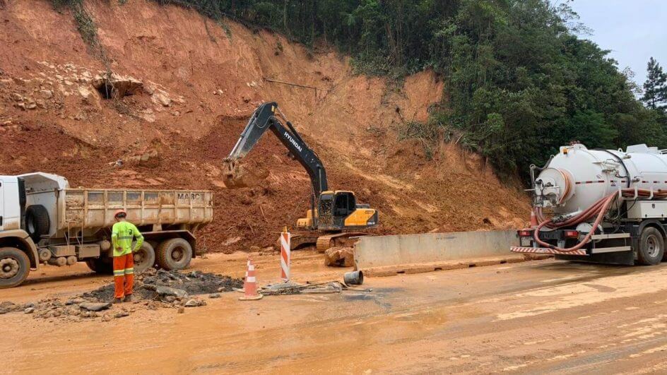 BR-376 volta a ser liberada após melhora no tempo