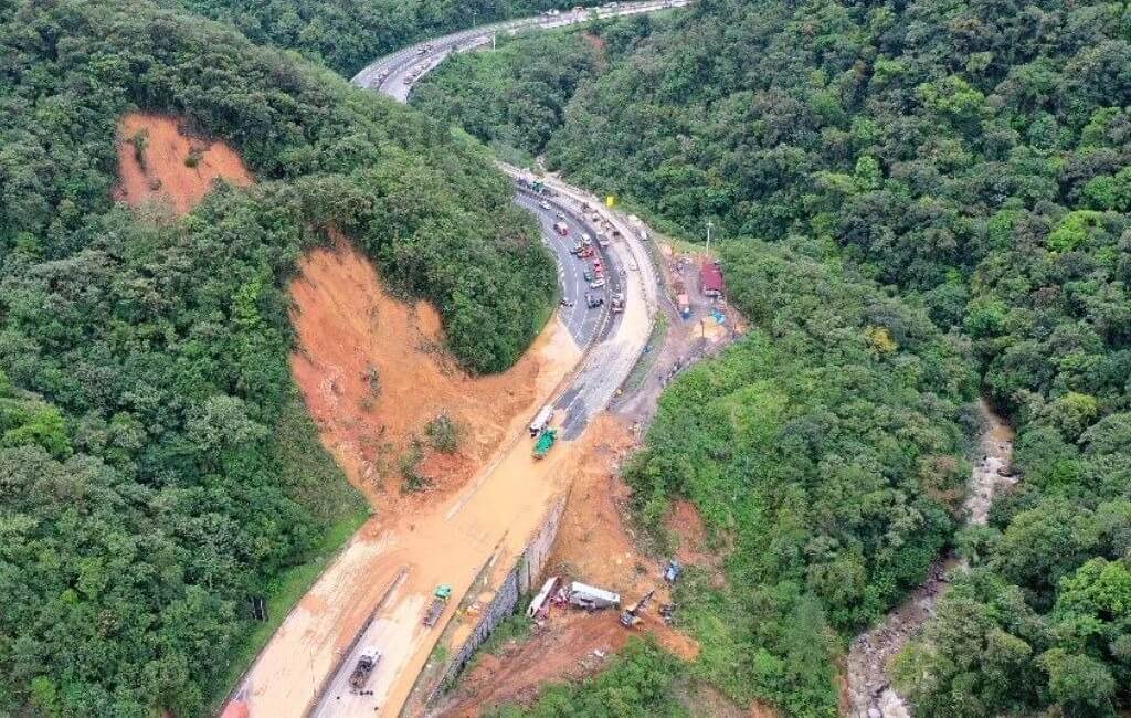 Deslizamento na BR-376, em Guaratuba