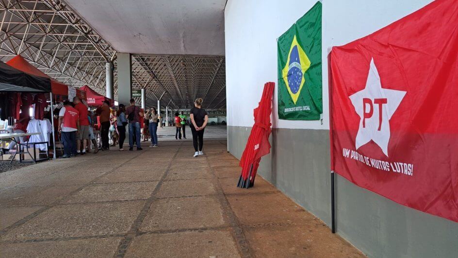 Bolsonaristas e lulistas dividem espaço em Brasília
