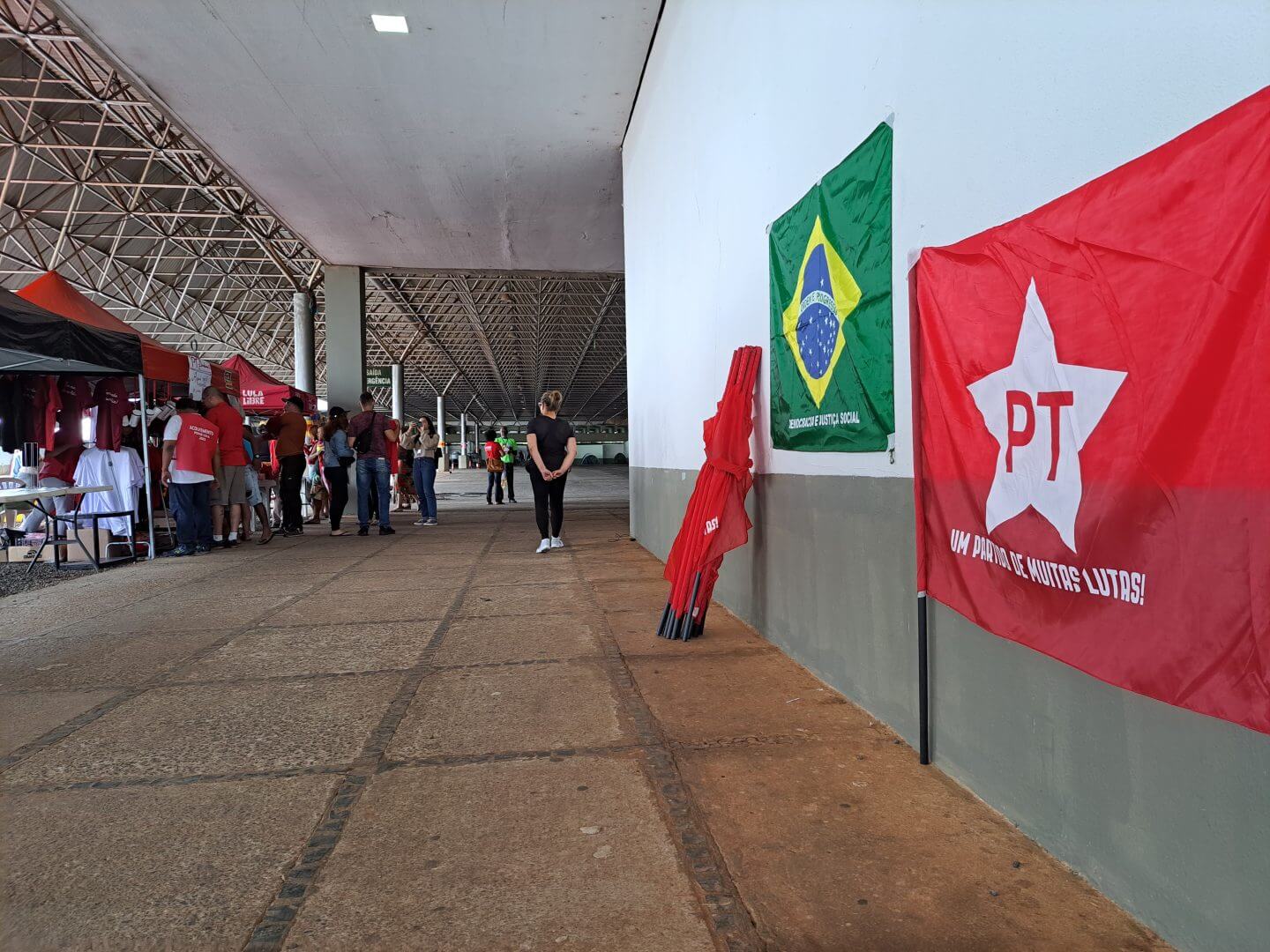 Bolsonaristas e lulistas dividem espaço em Brasília