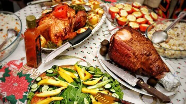 ceia de natal posta em mesa