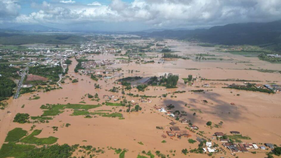 Canelinha, em SC, ficou alagada após as chuvas desta quarta-feira