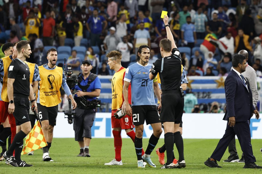 Cavani recebe cartão contra Gana