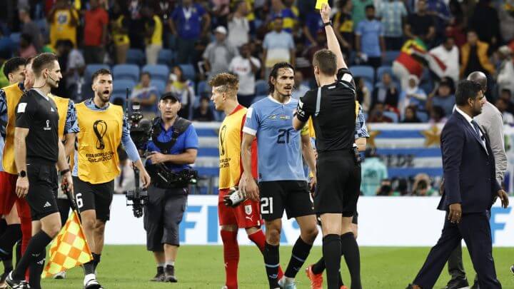Cavani recebe cartão contra Gana